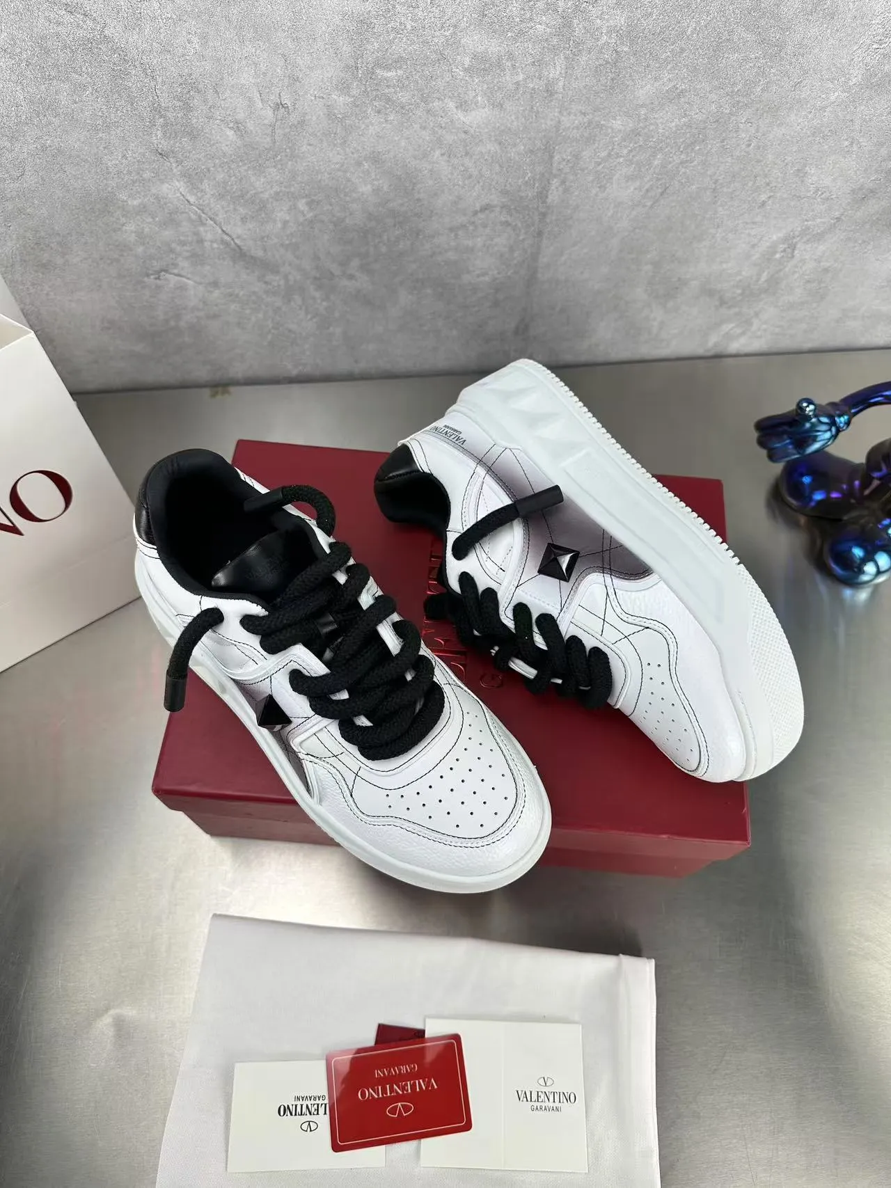 👟👟Ex-factory price 640👟👟 🔺Valentino🔺Valentino new casual shoes 2023 latest model hot style for catwalk couples, thick shoelaces, the same style as Elsa Hosk, Zhang Yixing, Guan Xiaotong and many other stars 🔥 Top version + lasting process, full oil edge on the upper. Fabric: Customized cowhide + cowhide lining with breathable mesh. Outsole: original molded TPU thickened outsole. Size for women is 35-40. Men’s size is 39-45.